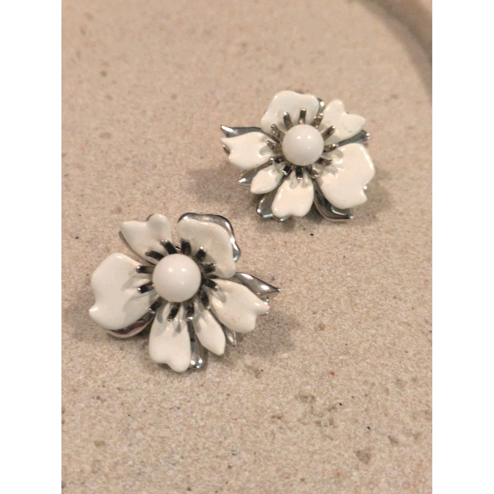 Vintage Sarah Coventry Summer Magic Earrings White Enamel Clip On Dogwood Flower